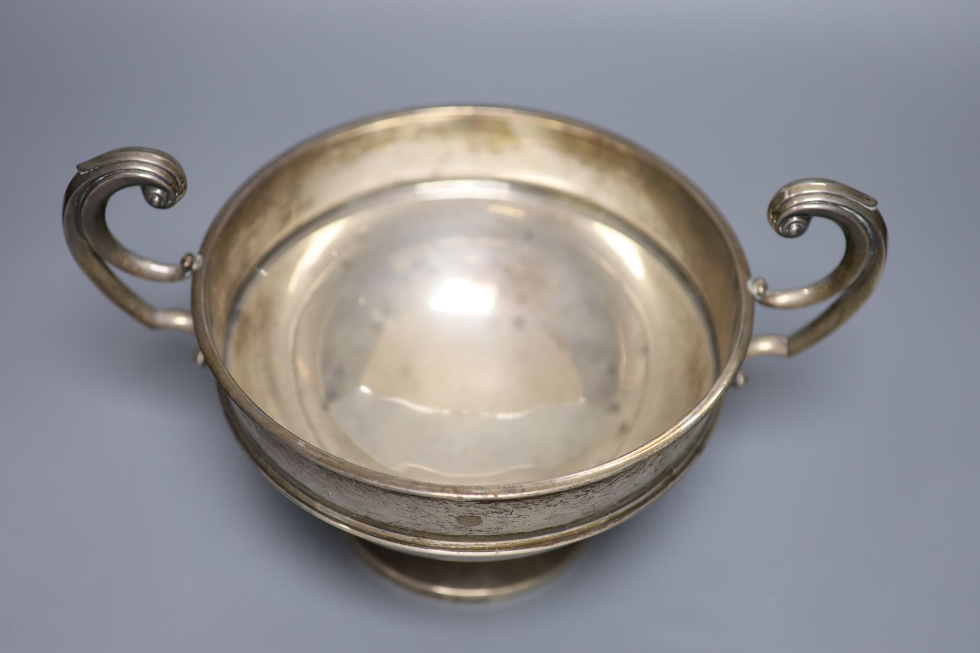 A George V silver two handled trophy bowl, Stevenson & Law, Sheffield, 1924, diameter 21.2cm, 19oz.